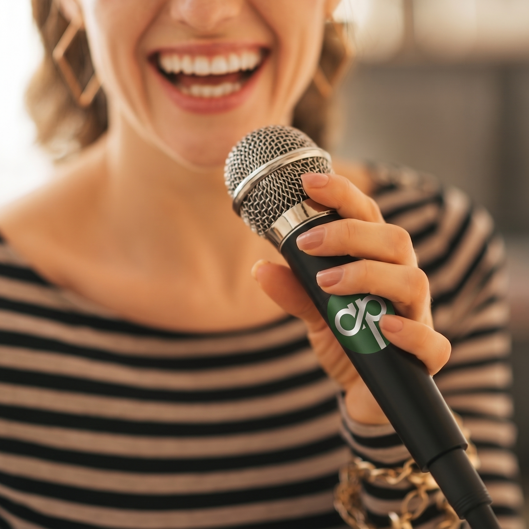 Cantante con micrófono inalámbrico audiopro studio